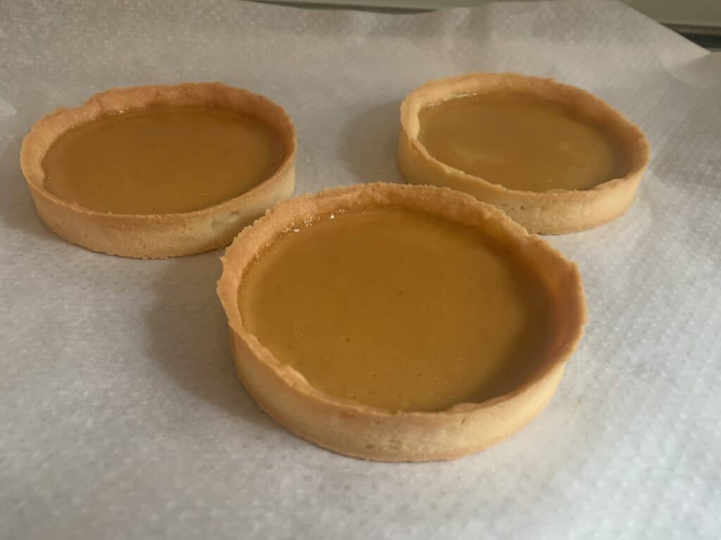 Fonds de tartelette garnis d'appareil à la mangue