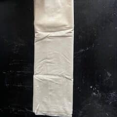La pâte filo pliée pour maquer les lignes de coupe