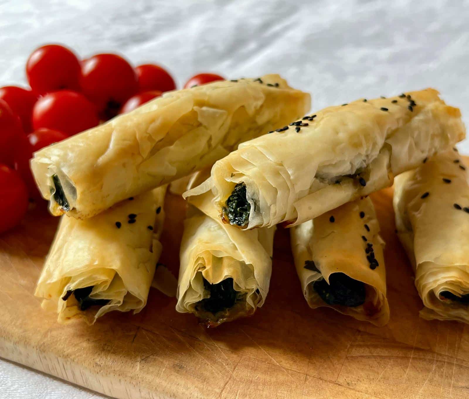 Spinakopita, des rouleaux croustillants aux épinards à la mode Grecque