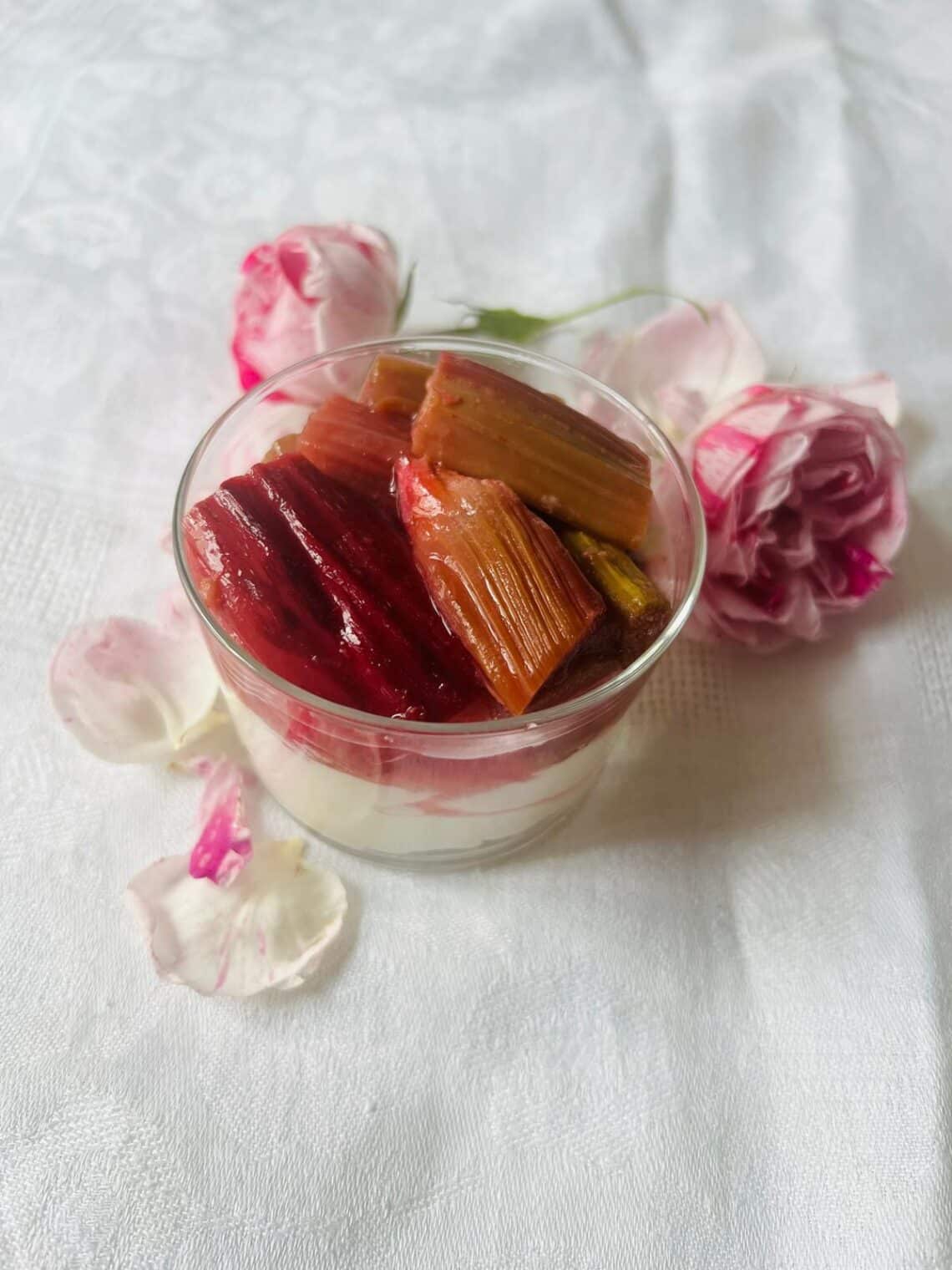 Rhubarbe rôtie au gingembre et crème au thé noir à la vanille