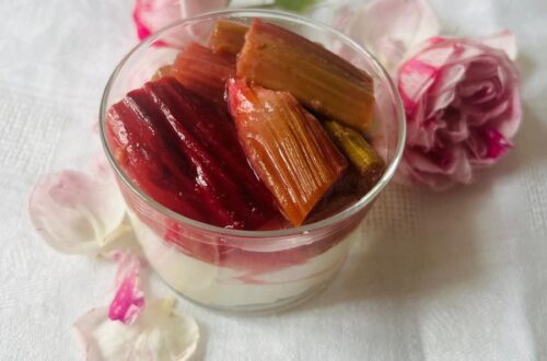 Rhubarbe rôtie au gingembre et crème au thé noir à la vanille