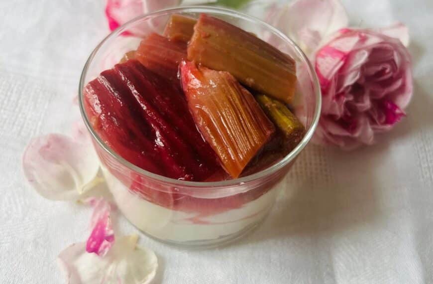 Rhubarbe rôtie au gingembre et crème au thé noir à la vanille