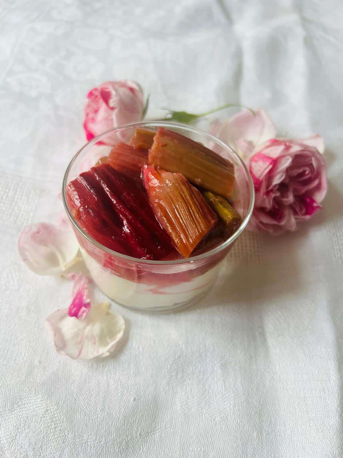 Rhubarbe rôtie au gingembre et crème au thé noir à la vanille
